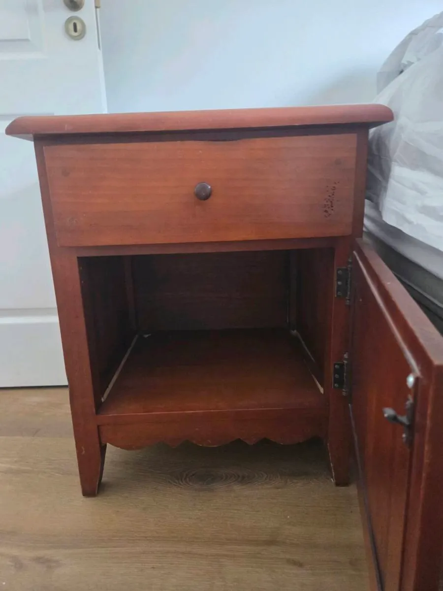 Super king headboard and 2 bedside lockers - Image 4