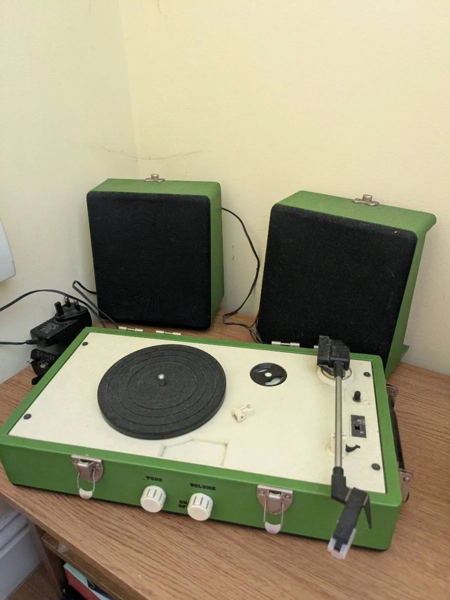 Bundle: Vinyl record player, cleaning kit, vinyls - Image 1