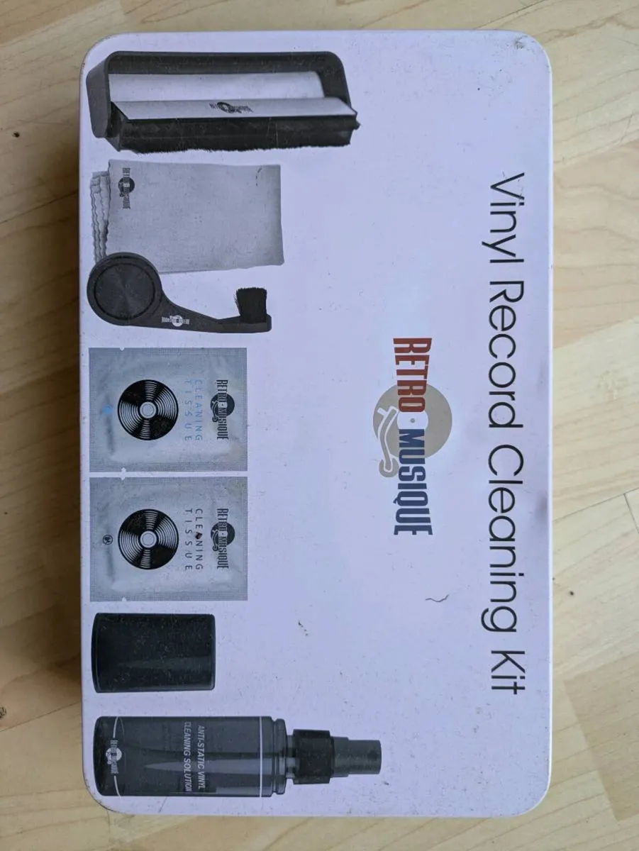 Bundle: Vinyl record player, cleaning kit, vinyls - Image 2