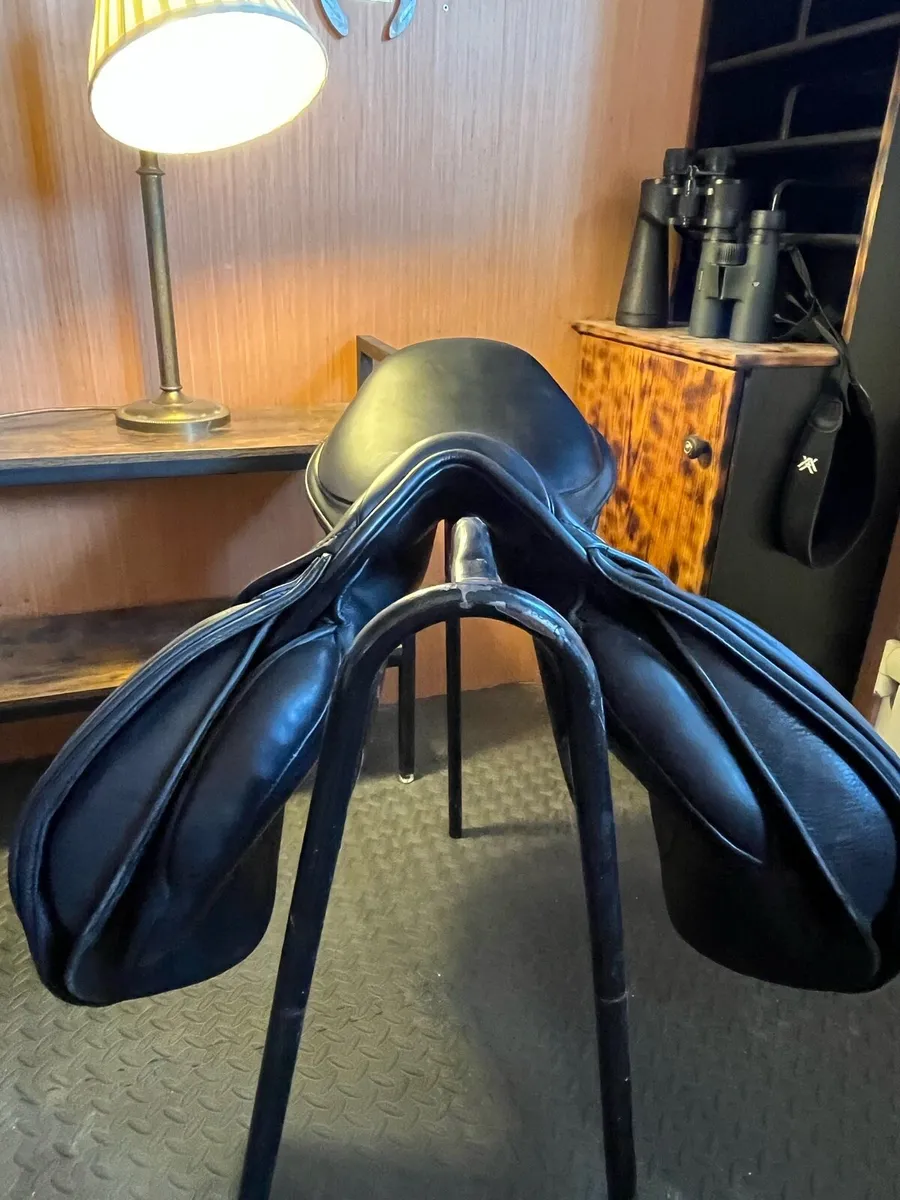 Fairfax classic monoflap jump saddle 17.5in - Image 3