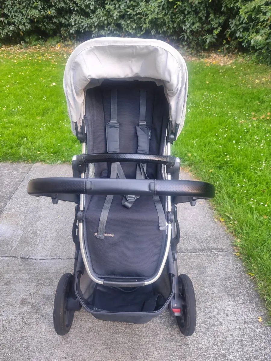 Uppababy vista V2 travel system - Image 4