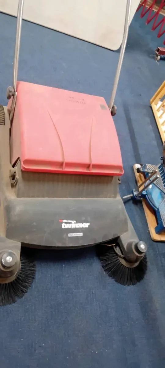 Push Along Yard Sweeper - Image 3