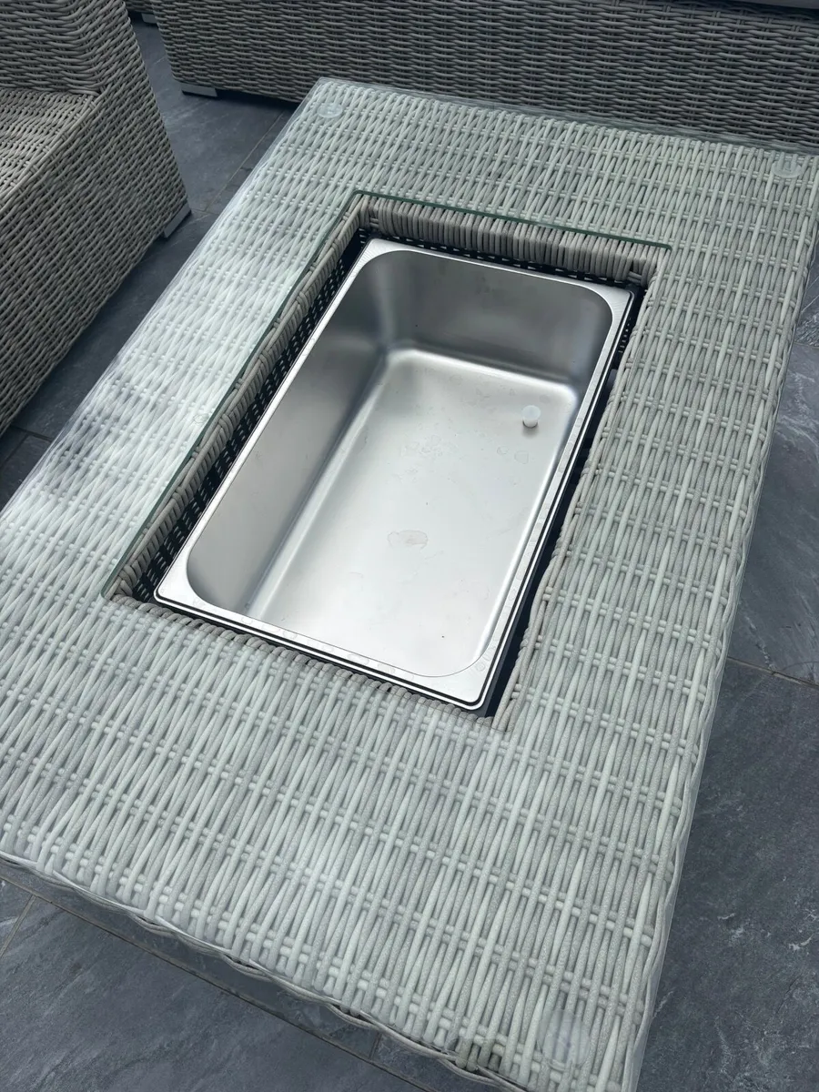 New outdoor coffee table & integrated ice bucket - Image 2