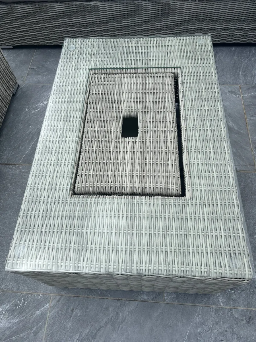 New outdoor coffee table & integrated ice bucket - Image 1