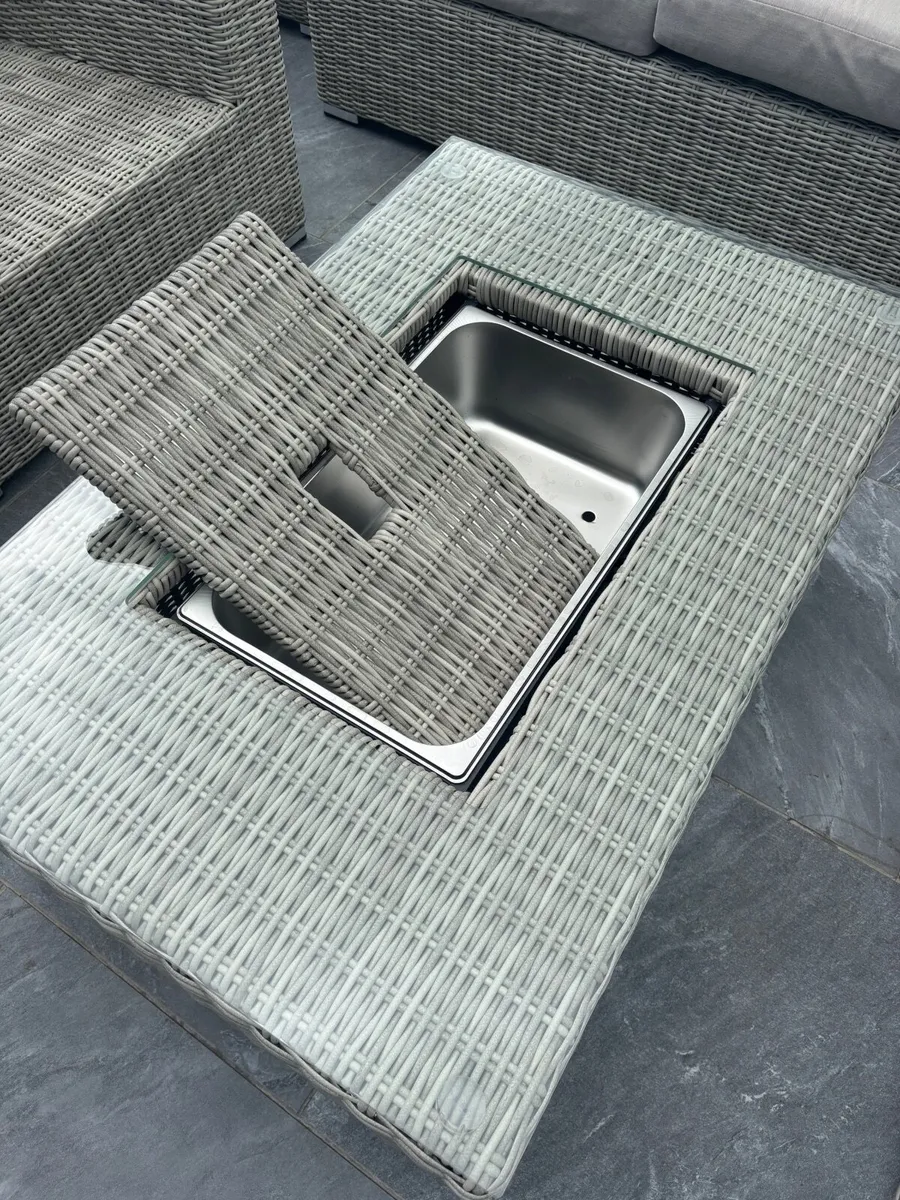 New outdoor coffee table & integrated ice bucket - Image 3