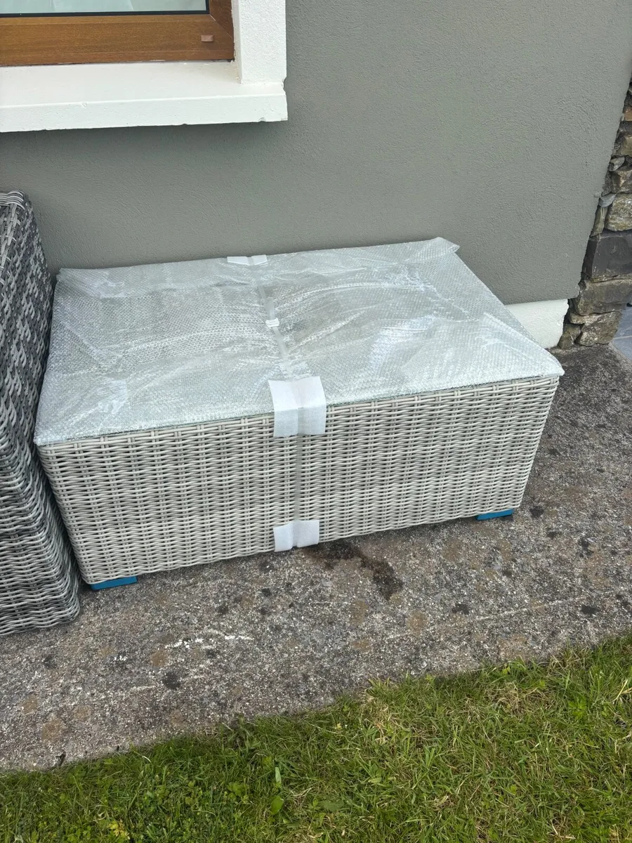 New outdoor coffee table & integrated ice bucket - Image 4