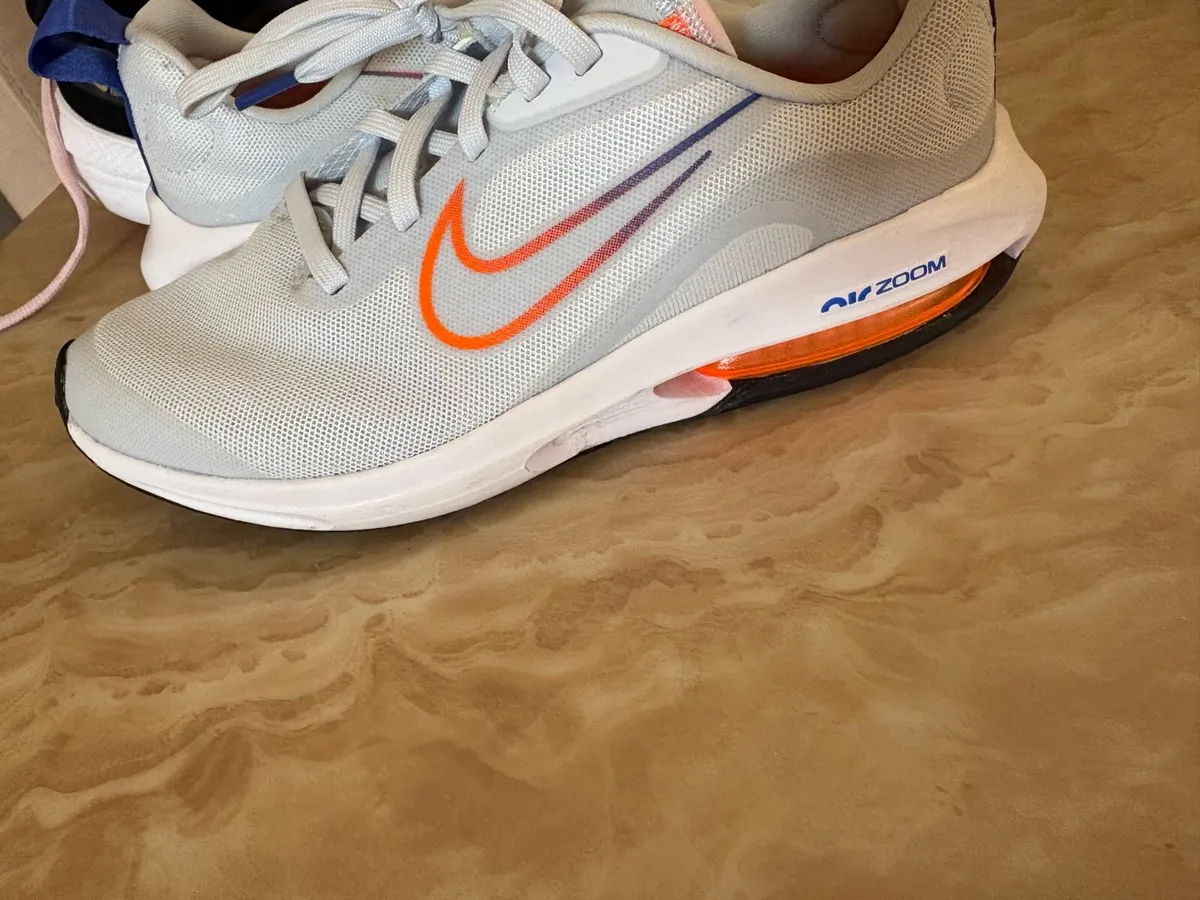 Nike runners size 4 and a half - Image 2