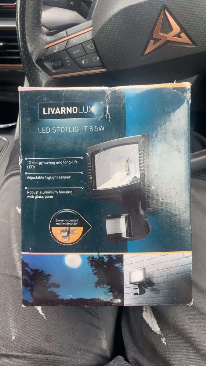 LED spotlight 8.5w swivel mounted motion sensor - Image 1