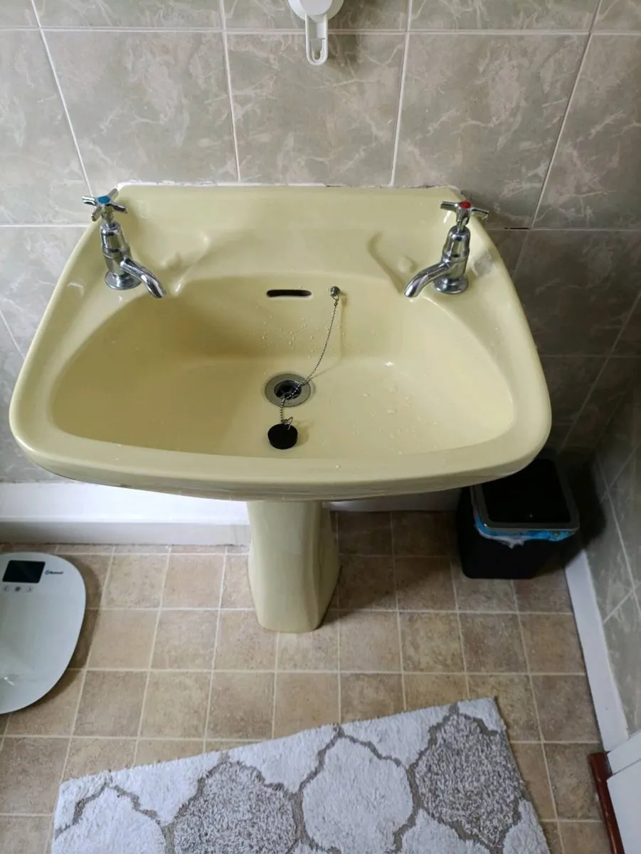 Cast iron bathroom suite - Image 2
