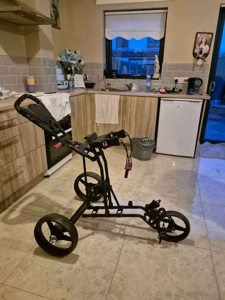 GOLF TROLLEY THIS BLACK MOTOCADDY P1 PUSH CART FEA - Image 1