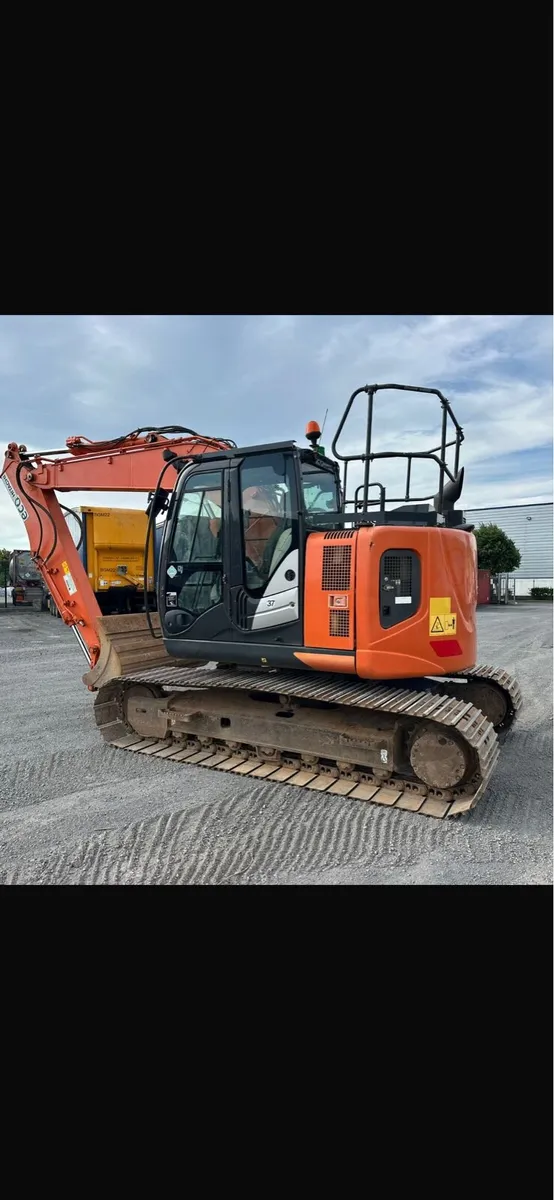 2018 hitachi 135-6 (3 buckets) - Image 2
