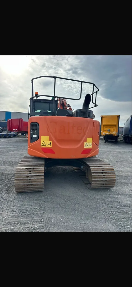 2018 hitachi 135-6 (3 buckets) - Image 3