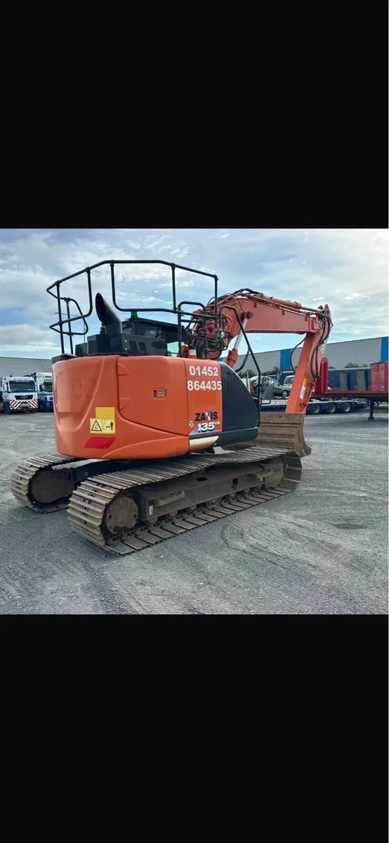 2018 hitachi 135-6 (3 buckets) - Image 1