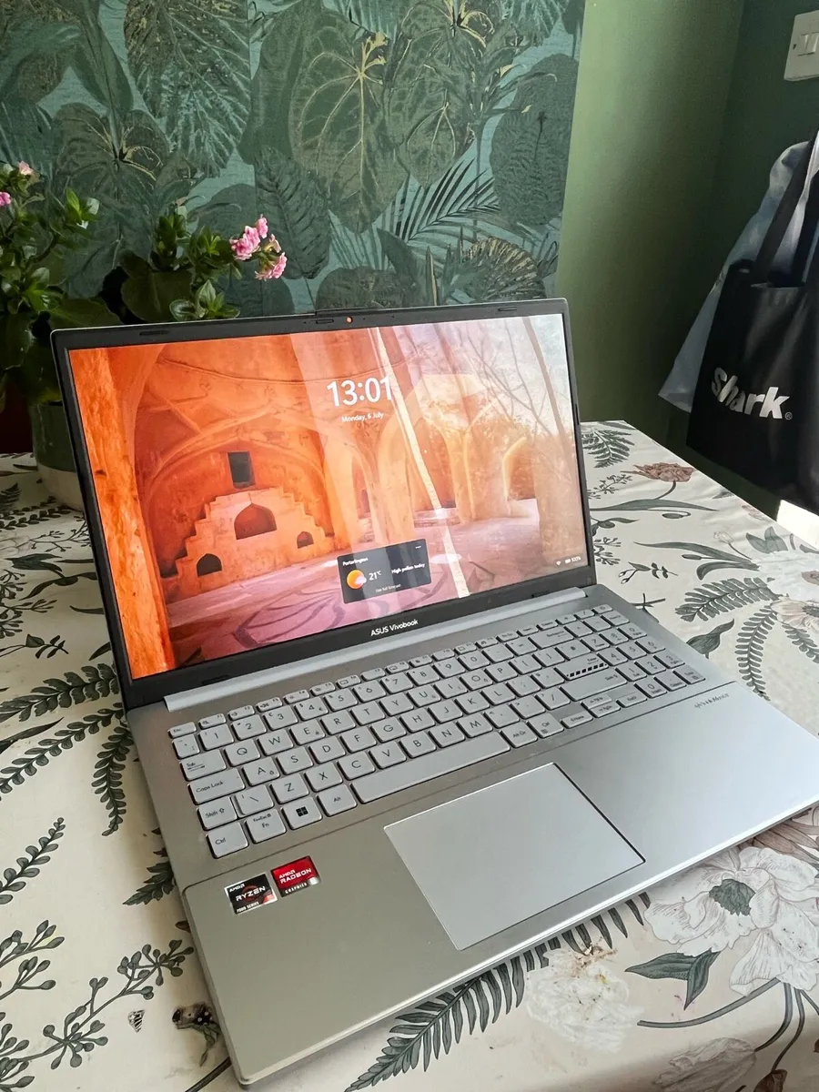 ASUS Vivobook Go 15 - Image 1