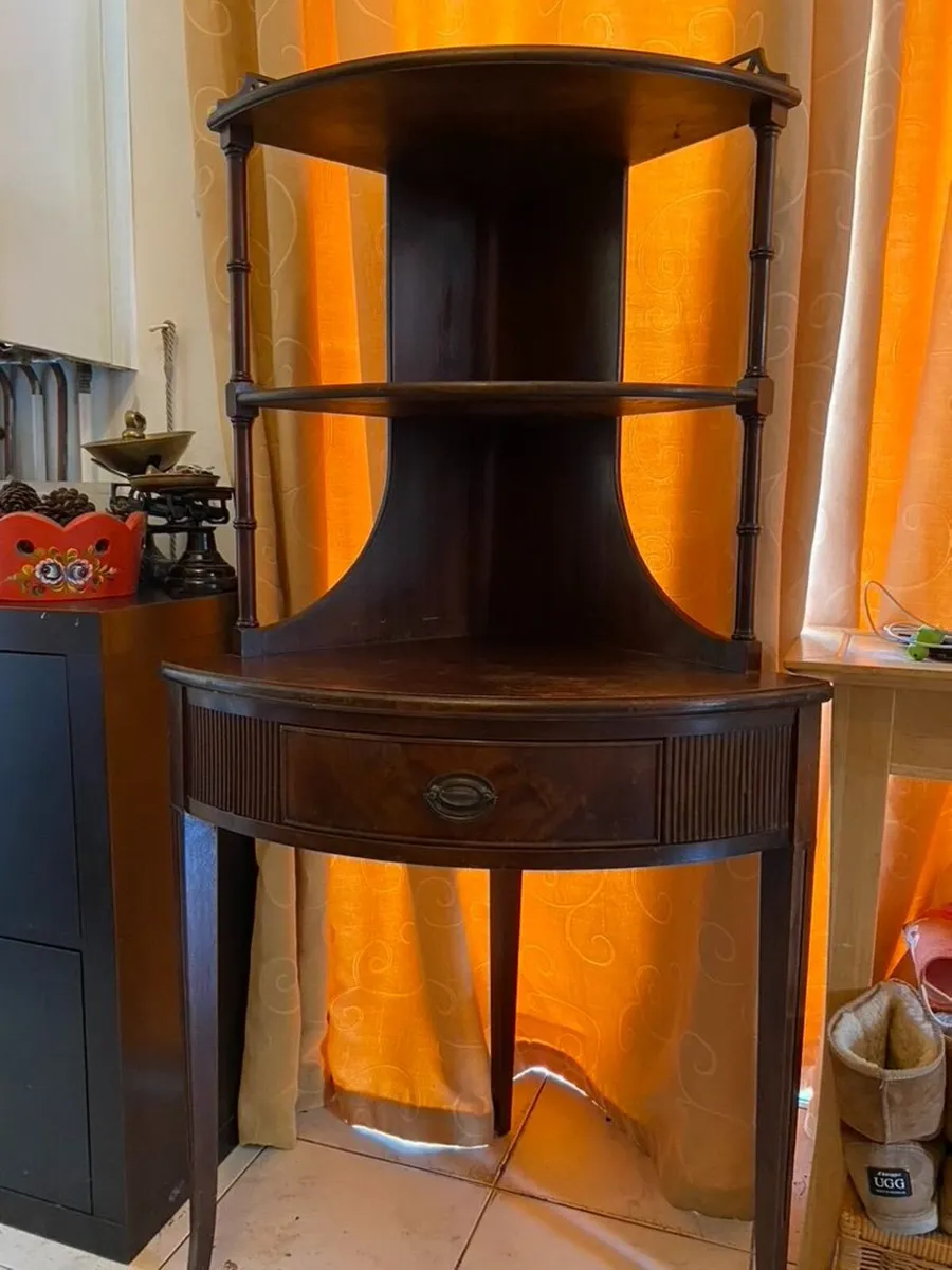 Antique corner shelf - Image 1