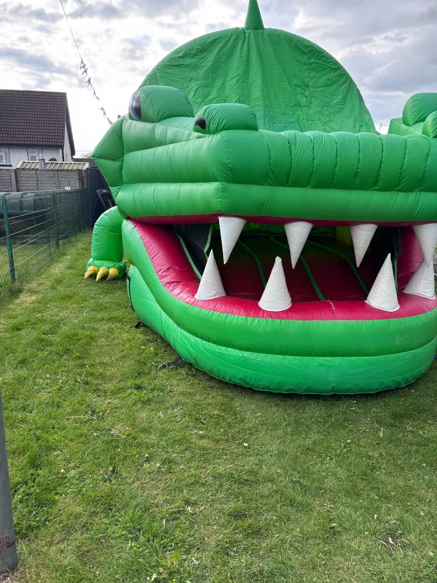 Obstacle course  & bouncing castle - Image 1