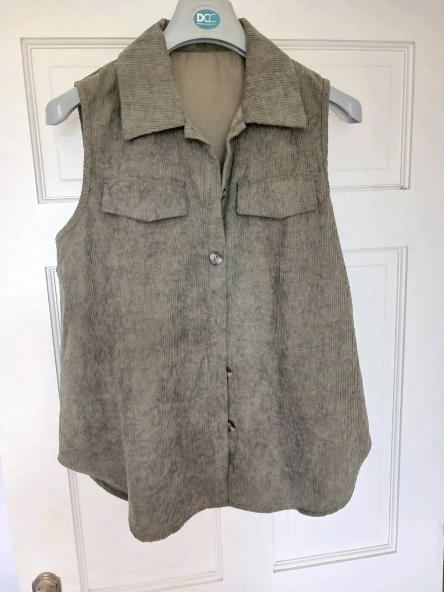 Maternity Gilet €5 - Image 3
