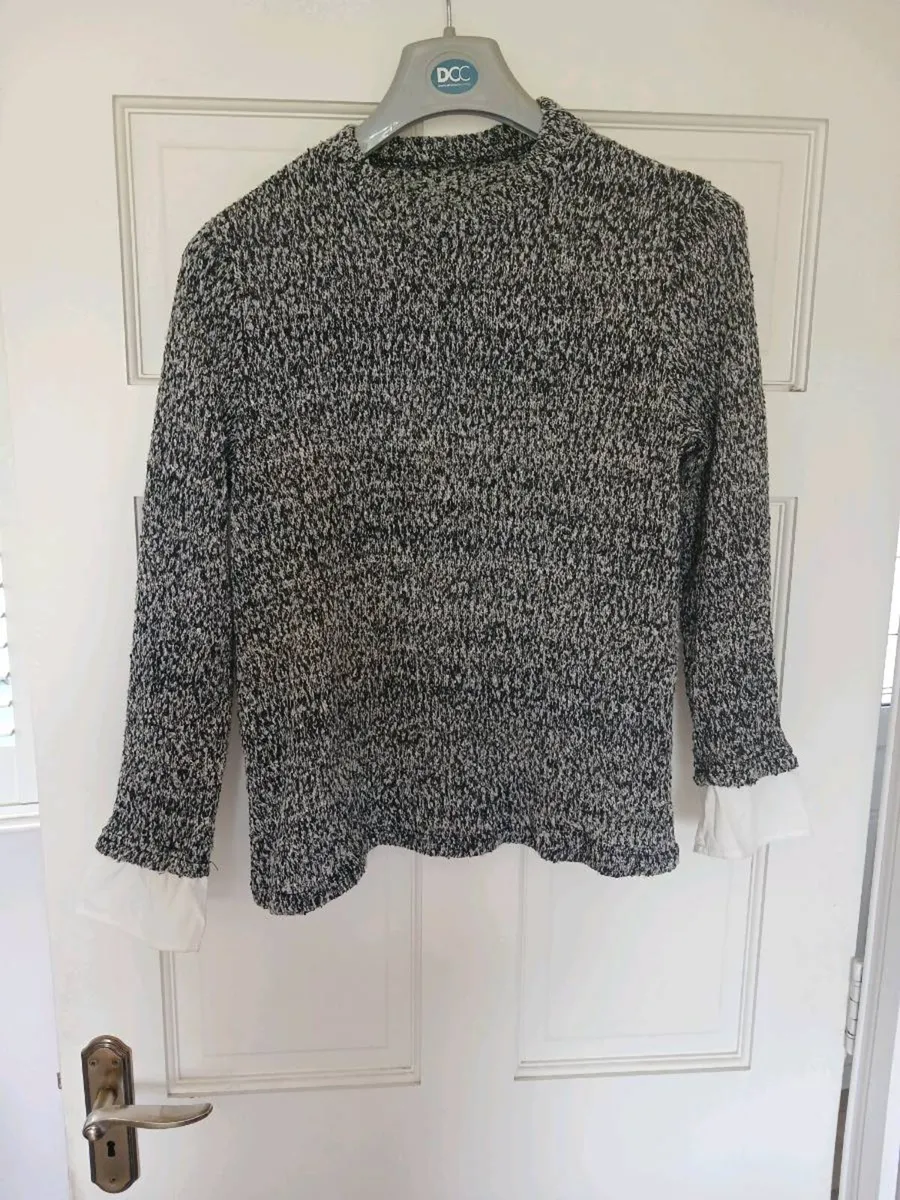 Maternity top , side zips €8 - Image 2