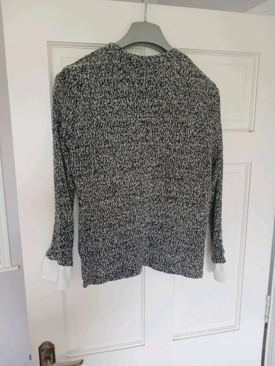 Maternity top , side zips €8 - Image 3