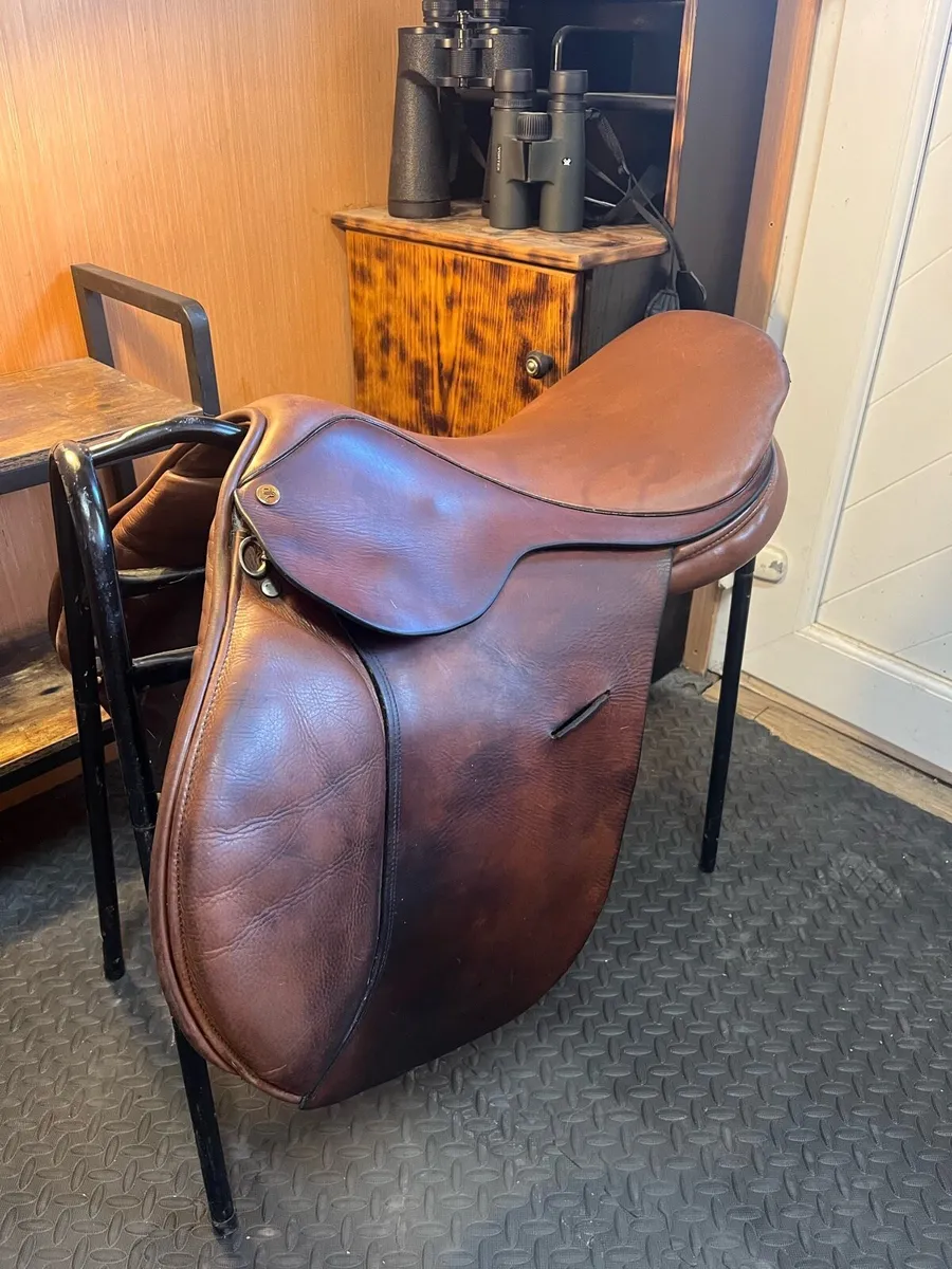 Silhouette jumping saddle 17in - Image 1