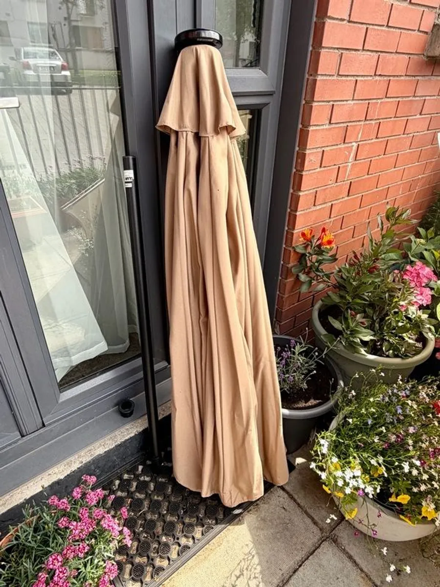 Glamhaus 2.7m Tilting Khaki Sand Parasol Umbrella - Image 1
