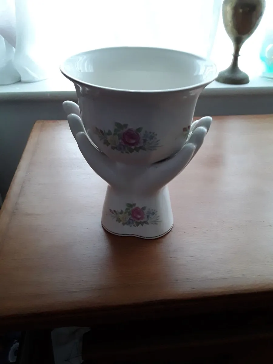 Ceramic flower pot in the shape of a hand - Image 3