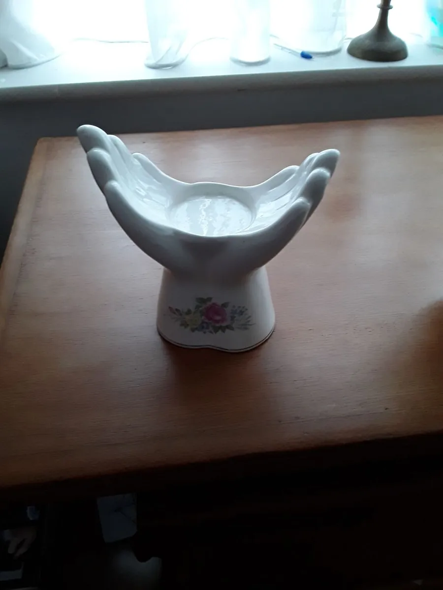 Ceramic flower pot in the shape of a hand - Image 2