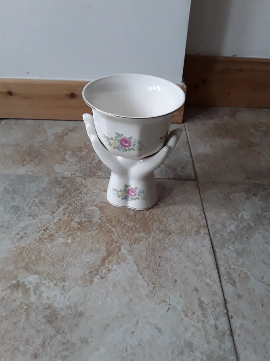 Ceramic flower pot in the shape of a hand - Image 1