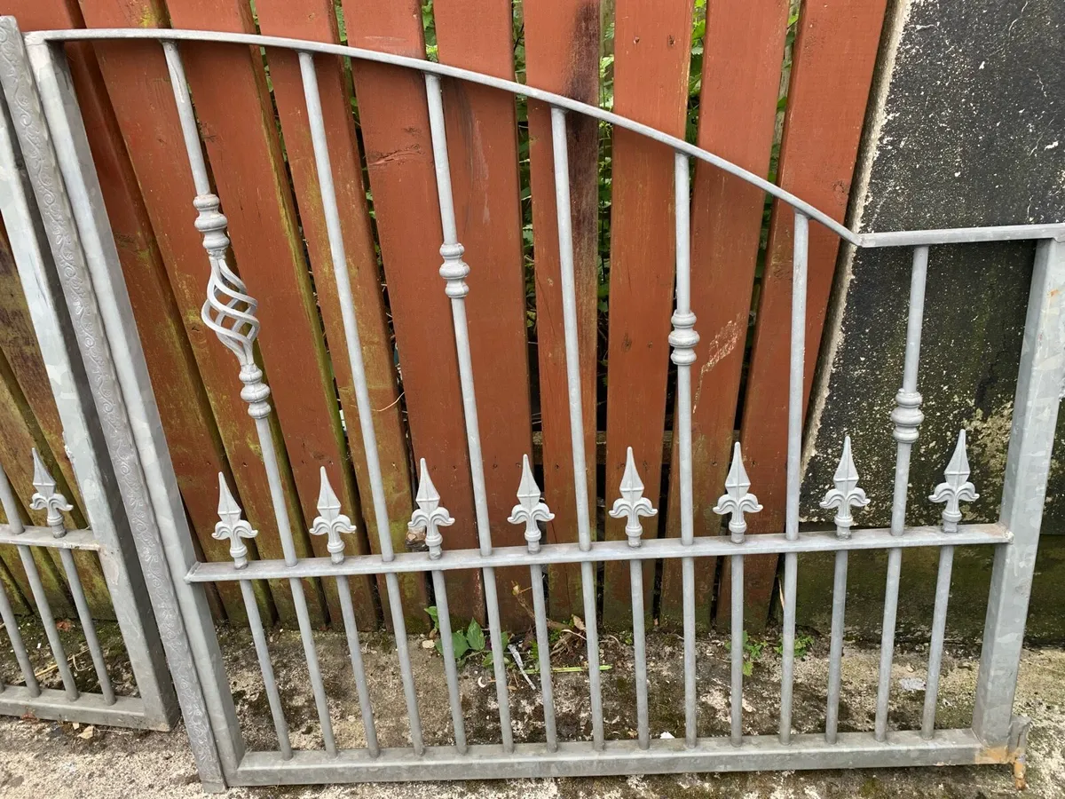 Gates 4 ft 2 inches each gate - Image 4