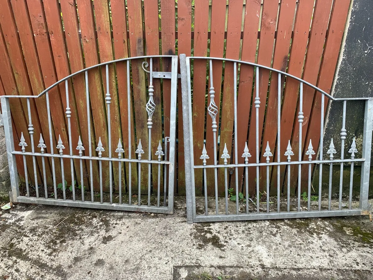 Gates 4 ft 2 inches each gate - Image 2