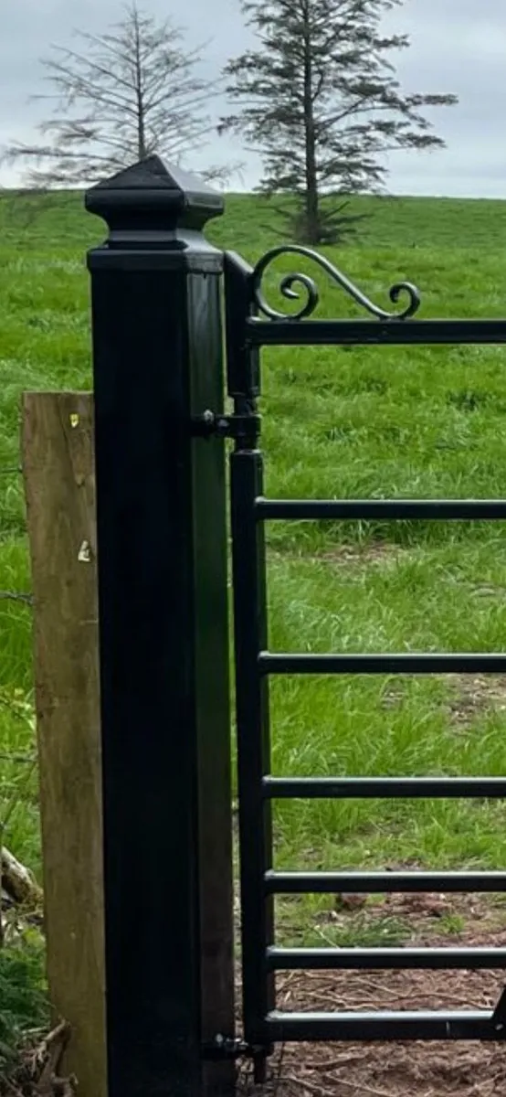 Traditional farm style Gate and 2 posts. - Image 4