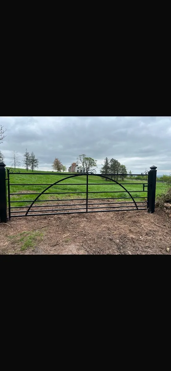 Traditional farm style Gate and 2 posts. - Image 1