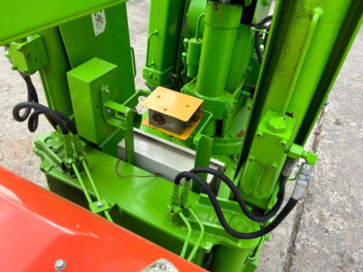 Asaka Self propelled rubber tracked spider crane.. - Image 3