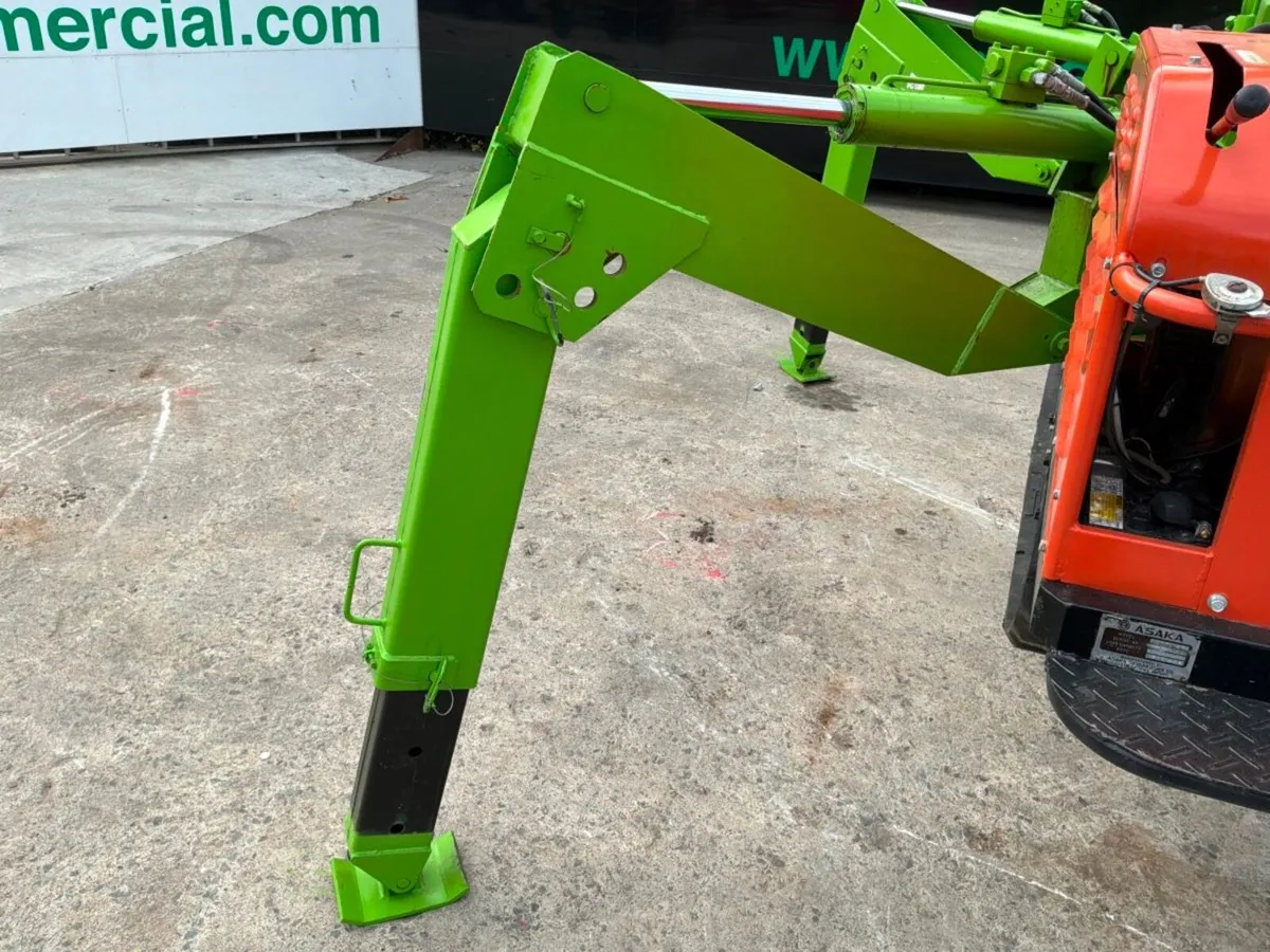 Asaka Self propelled rubber tracked spider crane.. - Image 4