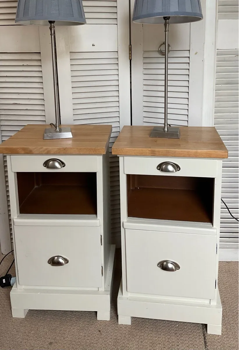 Pair of bedside lockers - Image 1