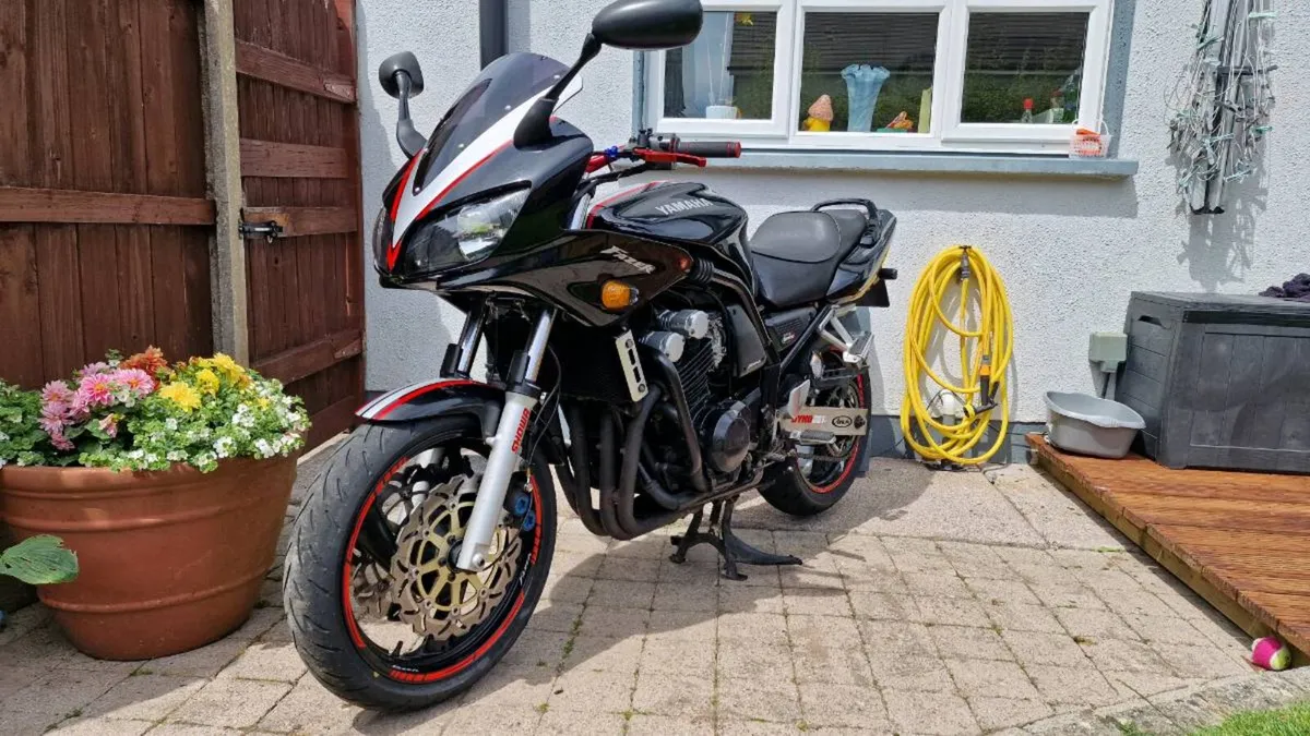Yamaha FZS 600 Fazer (A2 license) - Image 1