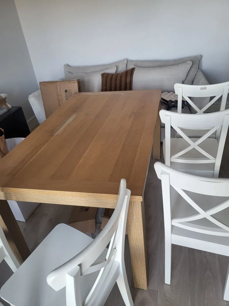 Table and chairs - Image 1