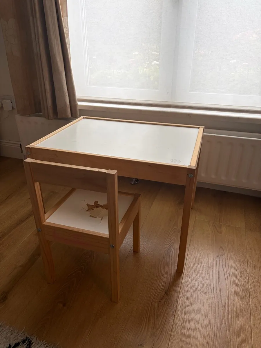 Kids table - Image 1