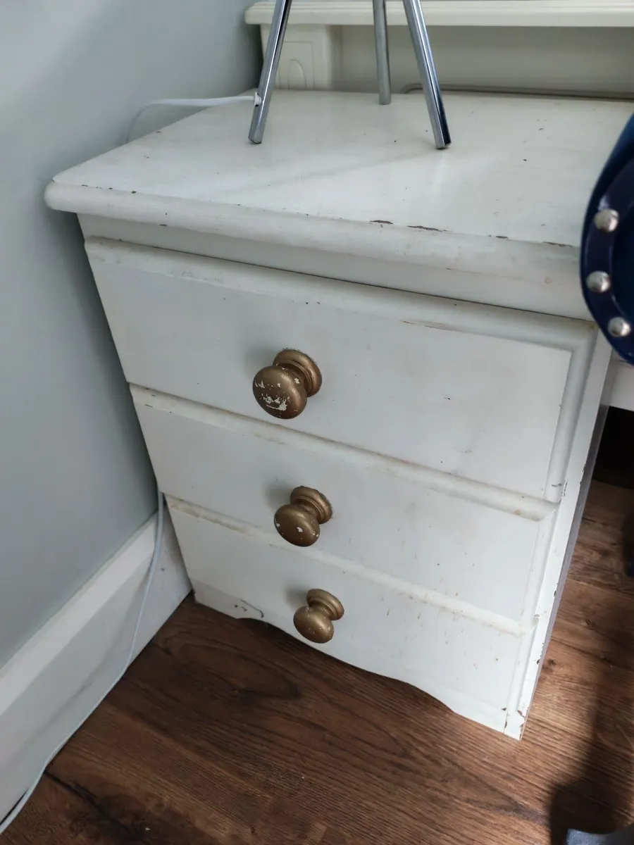 2 x Bedside lockers €30 ( or 1 for €20) - Image 2