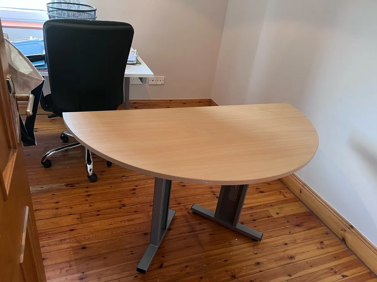 Desk table - Image 1