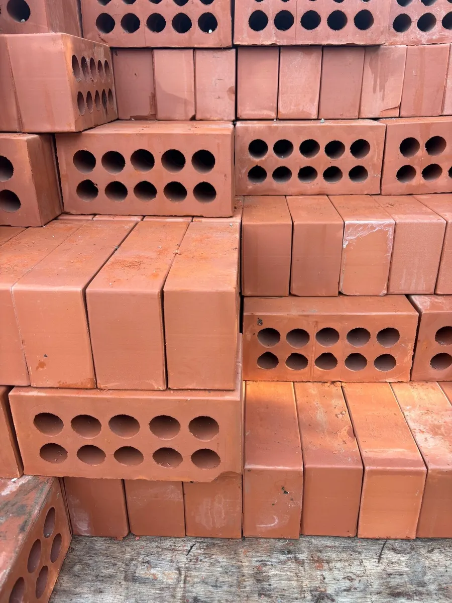 Red bricks - Image 3