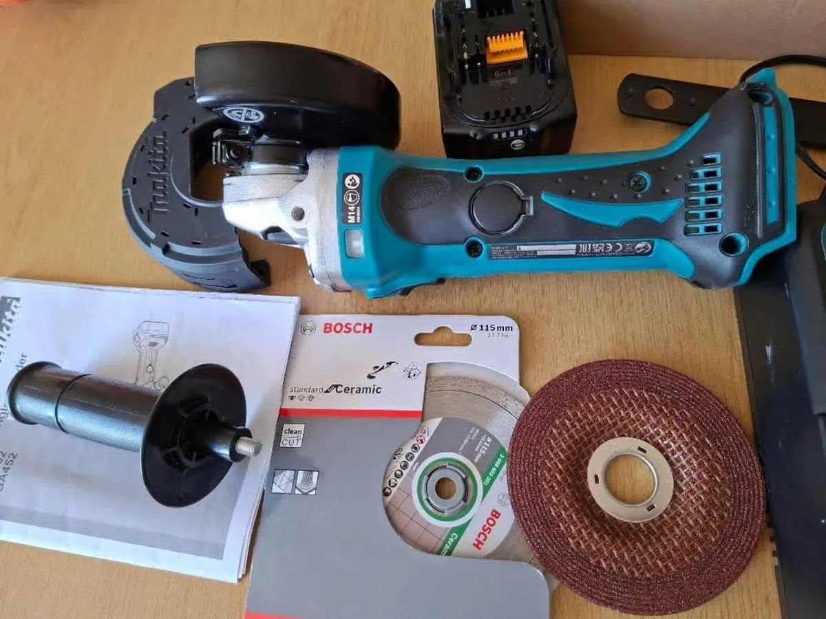 Makita DGA452 18V Angle Grinder Full Kit Like New - Image 2