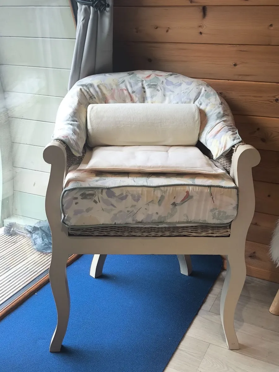 Wickerwork wooden cream easy chair - Image 3