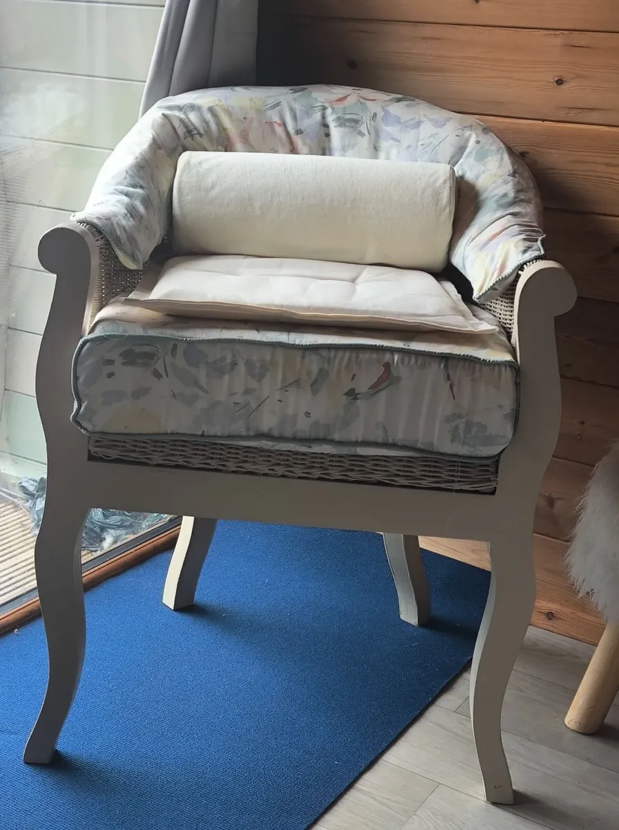 Wickerwork wooden cream easy chair - Image 4