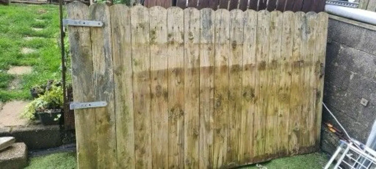 Large wooden gate 250cm x 150cm - Image 1