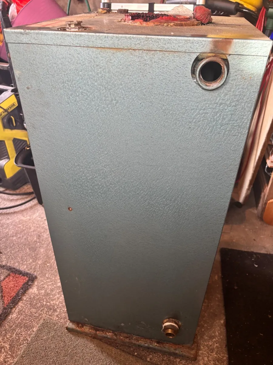 Riello oil burner with flue - Image 2
