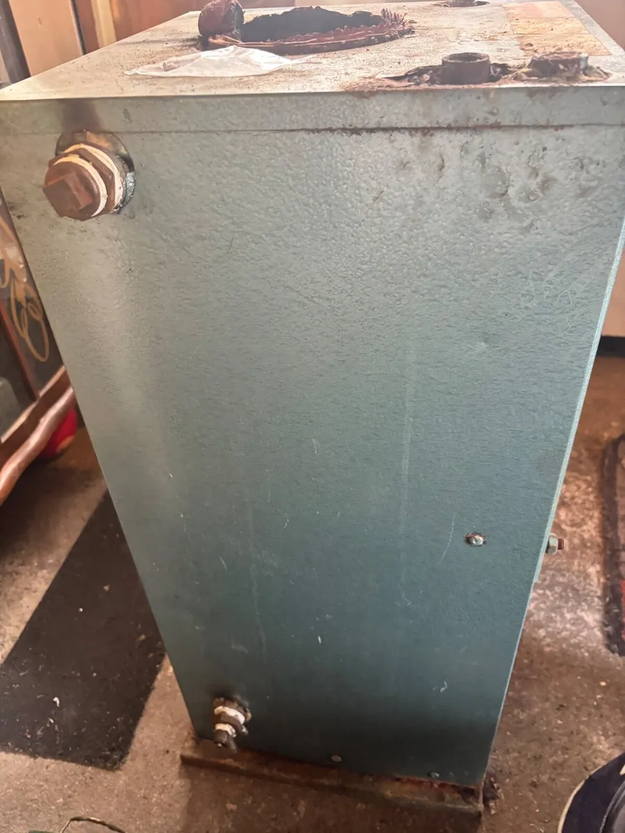 Riello oil burner with flue - Image 1