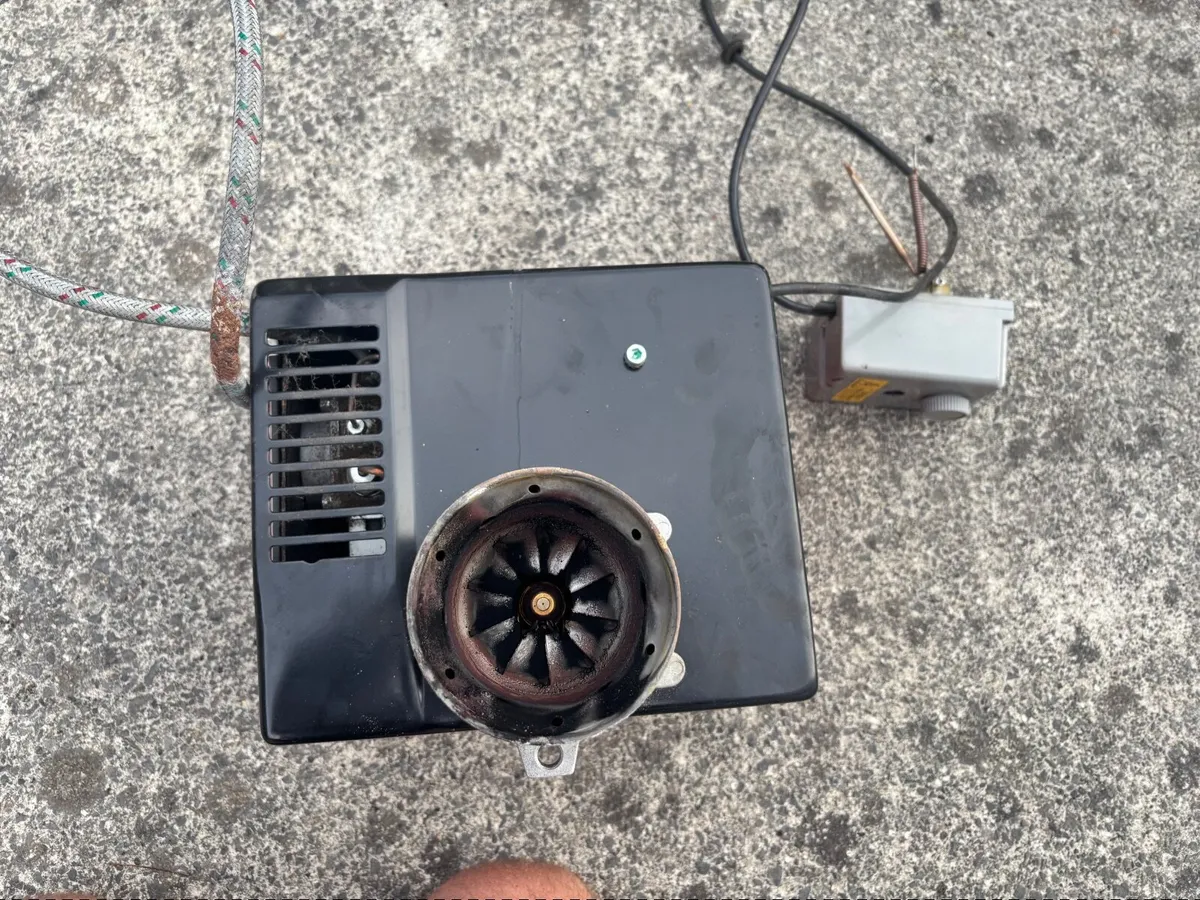 Riello oil burner with flue - Image 3