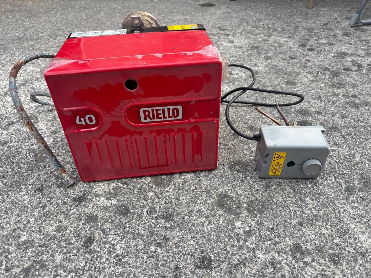 Riello oil burner with flue - Image 1