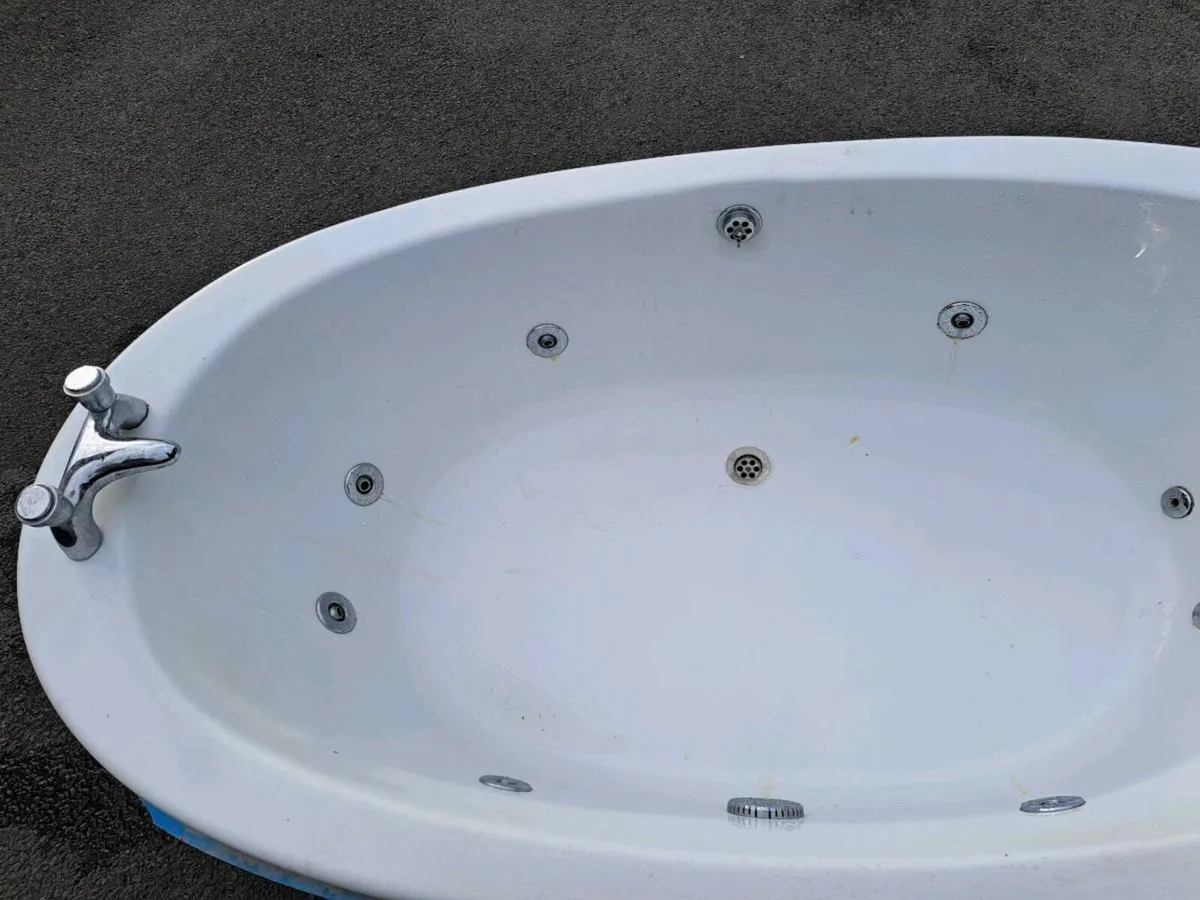 Jacuzzi bath - Image 2